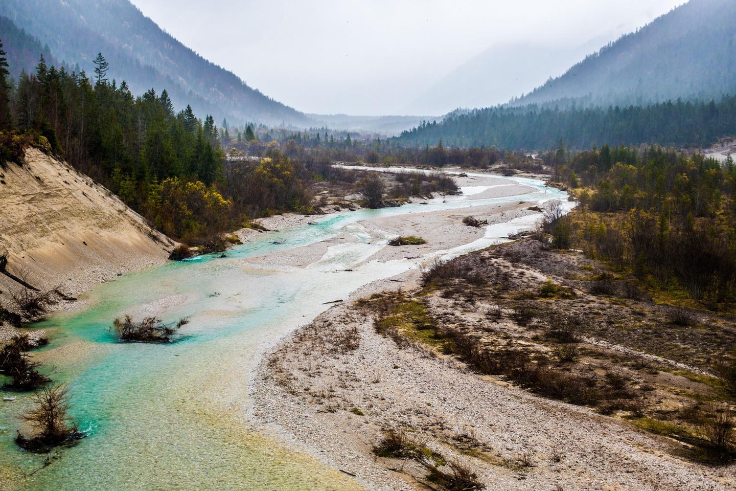 GEO LESERFOTO: 19.05.2021 "Die Isar zeigt sich von ihrer schönsten Seite. Das Farbspektrum des Wassers kommt bei stürmischem Wetter besonders zur Geltung." Kamera: Canon EOS 5D Mark IV Canon 50mm f1.4 Mehr Fotos von Luis-Fernando Polland 19.05.2021      "Die Isar zeigt sich von ihrer schönsten Seite. Das Farbspektrum des Wassers kommt bei stürmischem Wetter besonders zur Geltung."      Kamera: Canon EOS 5D Mark IV Canon 50mm f1.4  Mehr Fotos von Luis-Fernando Polland