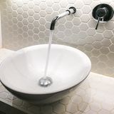 Waschbecken mit laufendem Wasser