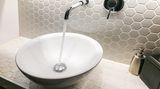 Waschbecken mit laufendem Wasser