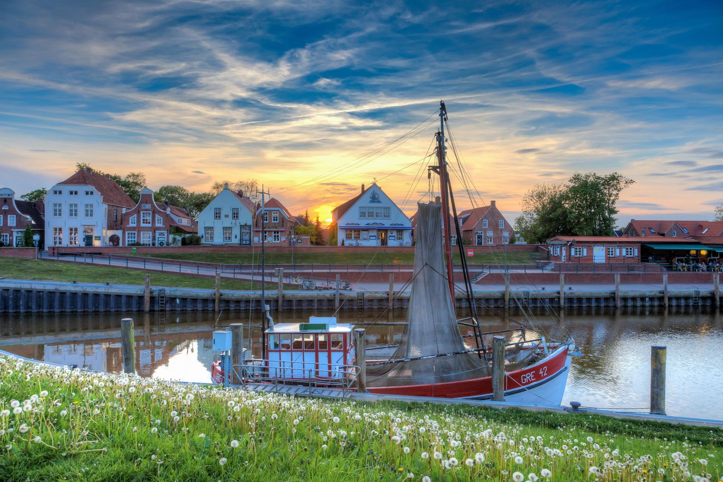 Greetsiel – malerisches Fischerdorf Schiff im Hafen von Greetsiel