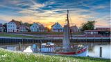 Schiff im Hafen von Greetsiel