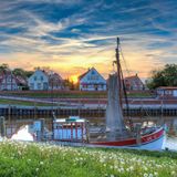 Schiff im Hafen von Greetsiel