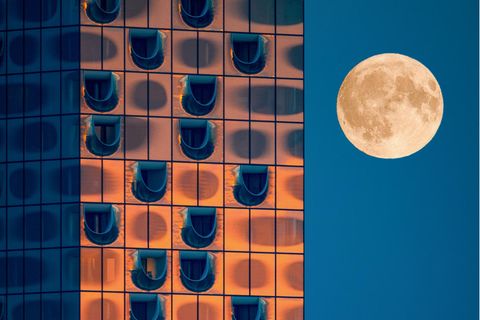 Supermond an der Elbphilharmonie Hamburg