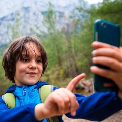 Ein Junge auf Tour durch die Berge