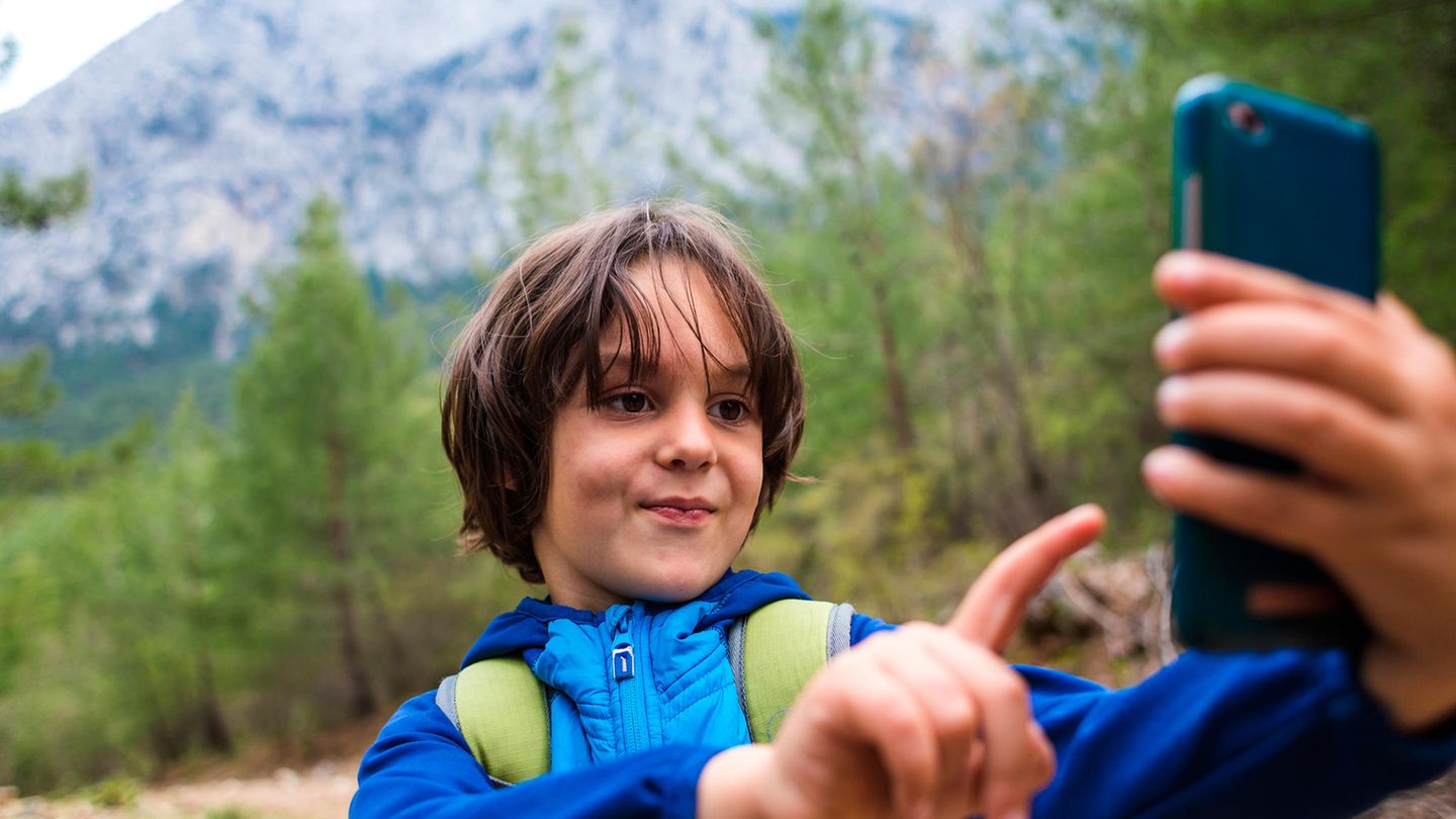Ein Junge auf Tour durch die Berge