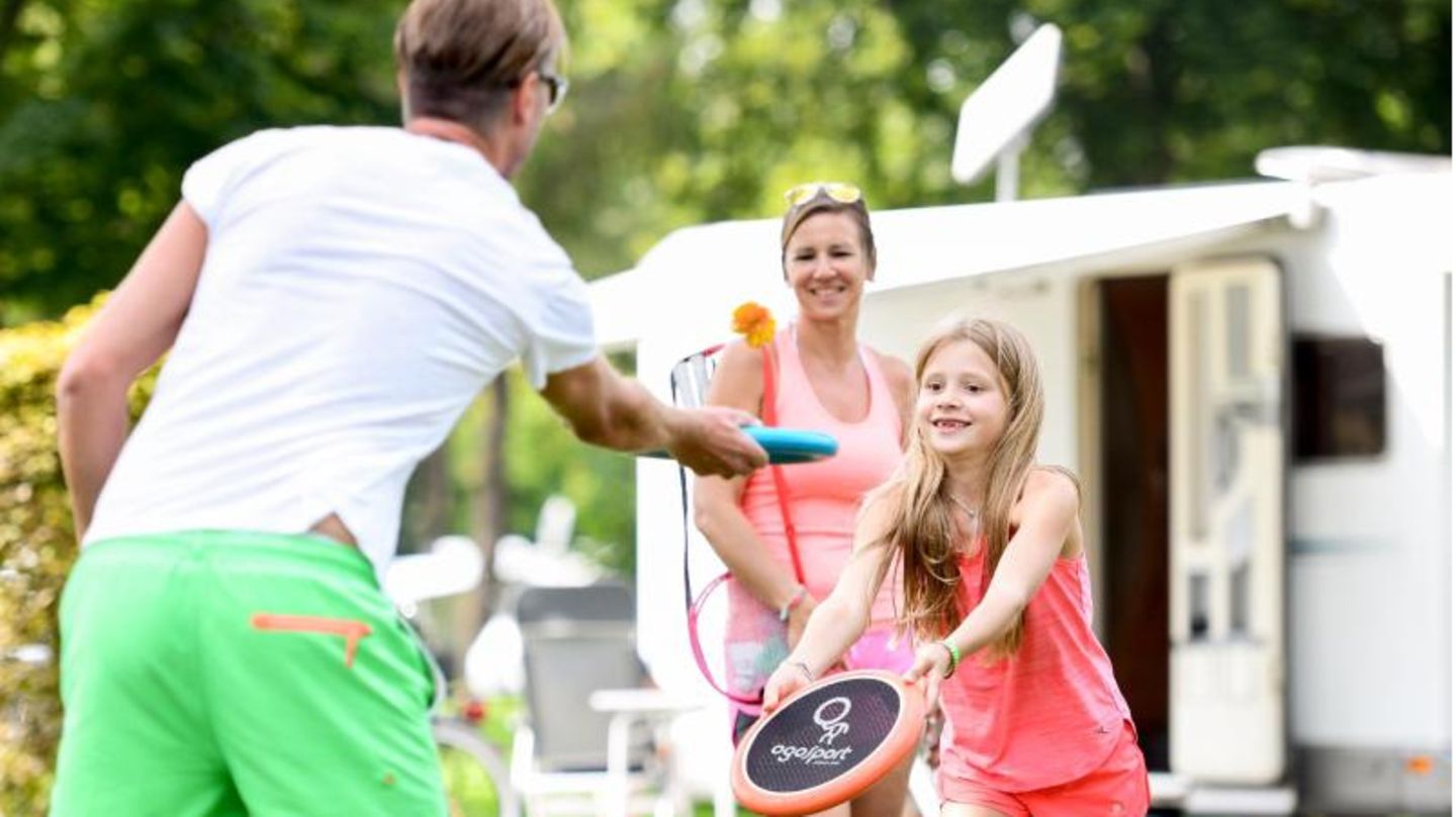 Familie spielt im Urlaub