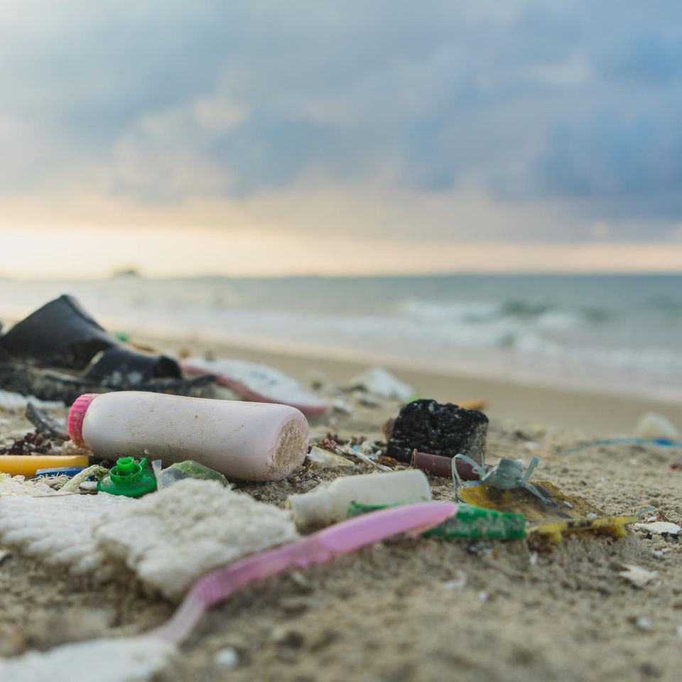 Kunststoffe wirken am Strand wie eine Isolierschicht. Das lässt Bodentemperatur steigen