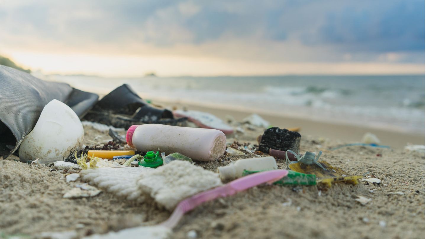 Kunststoffe wirken am Strand wie eine Isolierschicht. Das lässt Bodentemperatur steigen