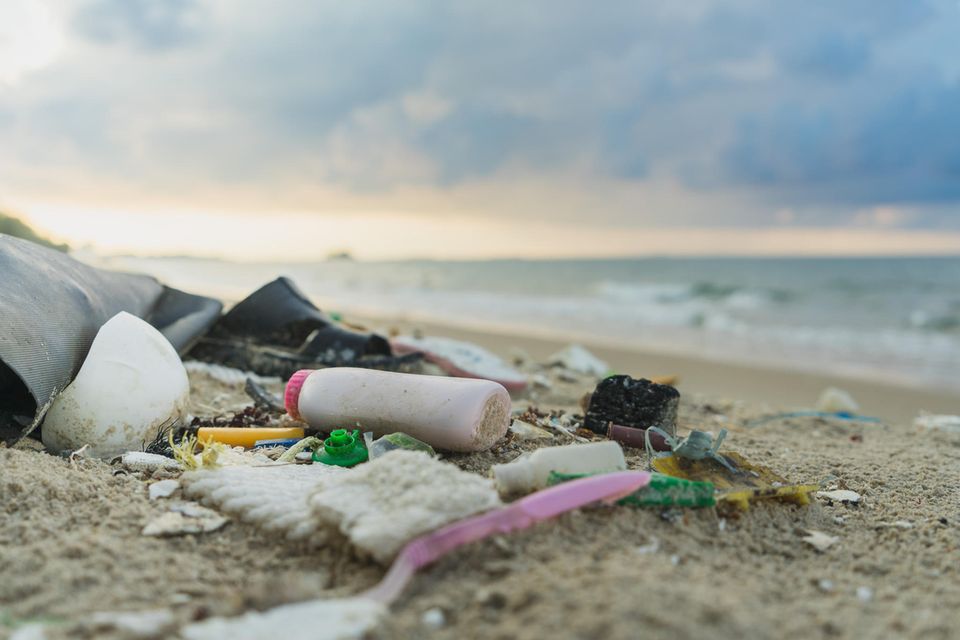 Kunststoffe wirken am Strand wie eine Isolierschicht. Das lässt Bodentemperatur steigen