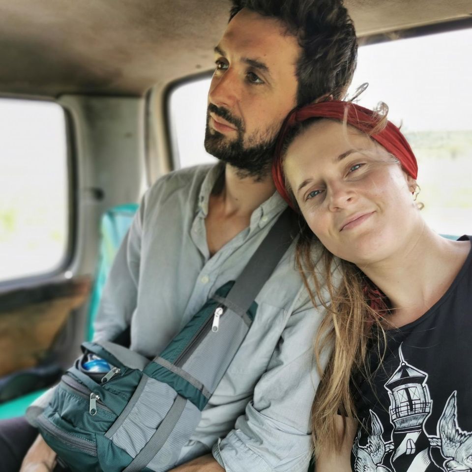 Raphael Thelen und Theresa Leisgang sitzen in einem Auto