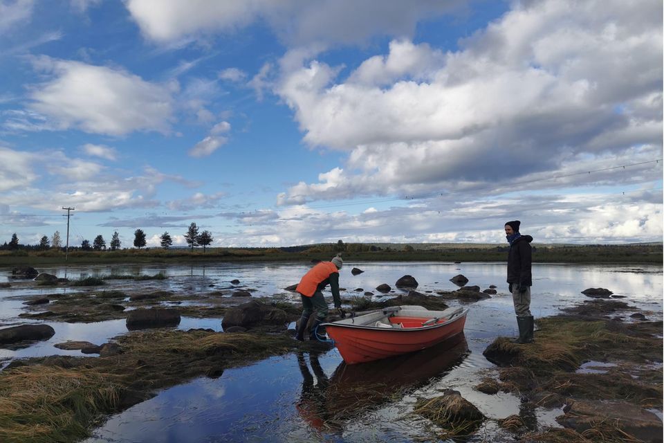 Von Südafrika bis zur Arktis: Auf ihrer Reise durch Schweden trafen Leisgang und Thelen Urpo Taskinen. Der Umweltschützer lebt an einem Fluss, in dem er Fisch fängt, viele weitere Lebensmittel holt er aus einem Container hinter einem nahgelegenen Supermarkt Auf ihrer Reise durch Schweden trafen Leisgang und Thelen Urpo Taskinen. Der Umweltschützer lebt an einem Fluss, in dem er Fisch fängt, viele weitere Lebensmittel holt er aus einem Container hinter einem nahgelegenen Supermarkt