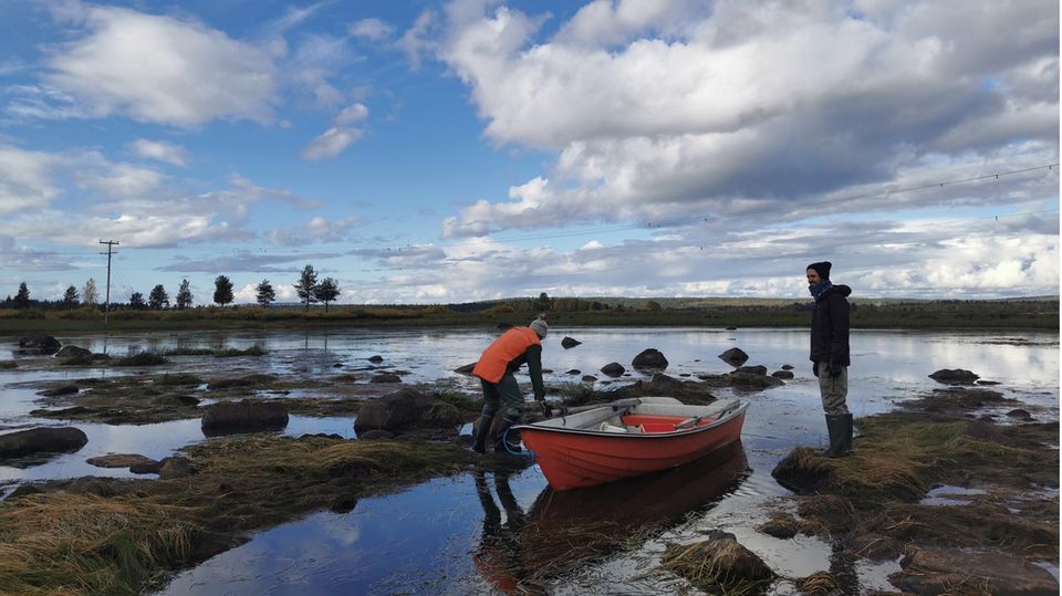 Von Südafrika bis zur Arktis: Auf ihrer Reise durch Schweden trafen Leisgang und Thelen Urpo Taskinen. Der Umweltschützer lebt an einem Fluss, in dem er Fisch fängt, viele weitere Lebensmittel holt er aus einem Container hinter einem nahgelegenen Supermarkt Auf ihrer Reise durch Schweden trafen Leisgang und Thelen Urpo Taskinen. Der Umweltschützer lebt an einem Fluss, in dem er Fisch fängt, viele weitere Lebensmittel holt er aus einem Container hinter einem nahgelegenen Supermarkt