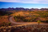 Kurvenreiche Straße im Bunyeroo-Tal im Flinders Ranges National Park
