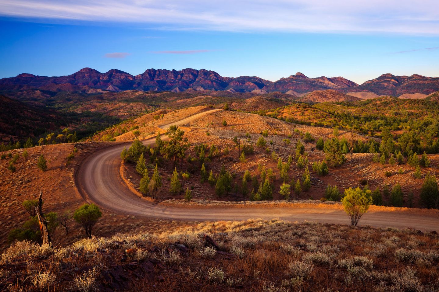 Kurvenreiche Straße im Bunyeroo-Tal im Flinders Ranges National Park