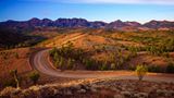 Kurvenreiche Straße im Bunyeroo-Tal im Flinders Ranges National Park