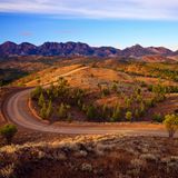Kurvenreiche Straße im Bunyeroo-Tal im Flinders Ranges National Park