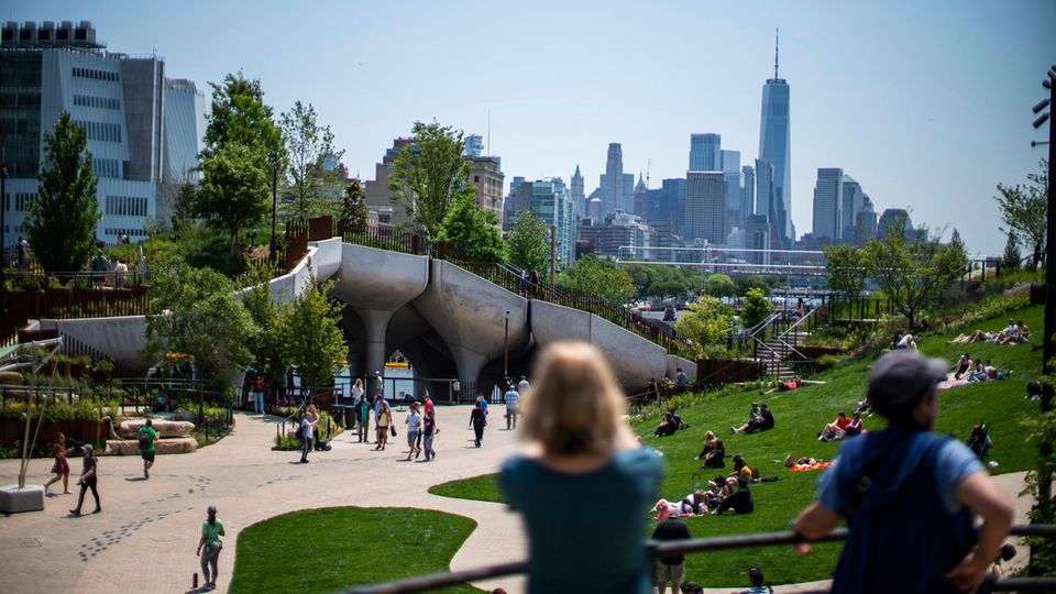 Besucher auf Little Island in New York