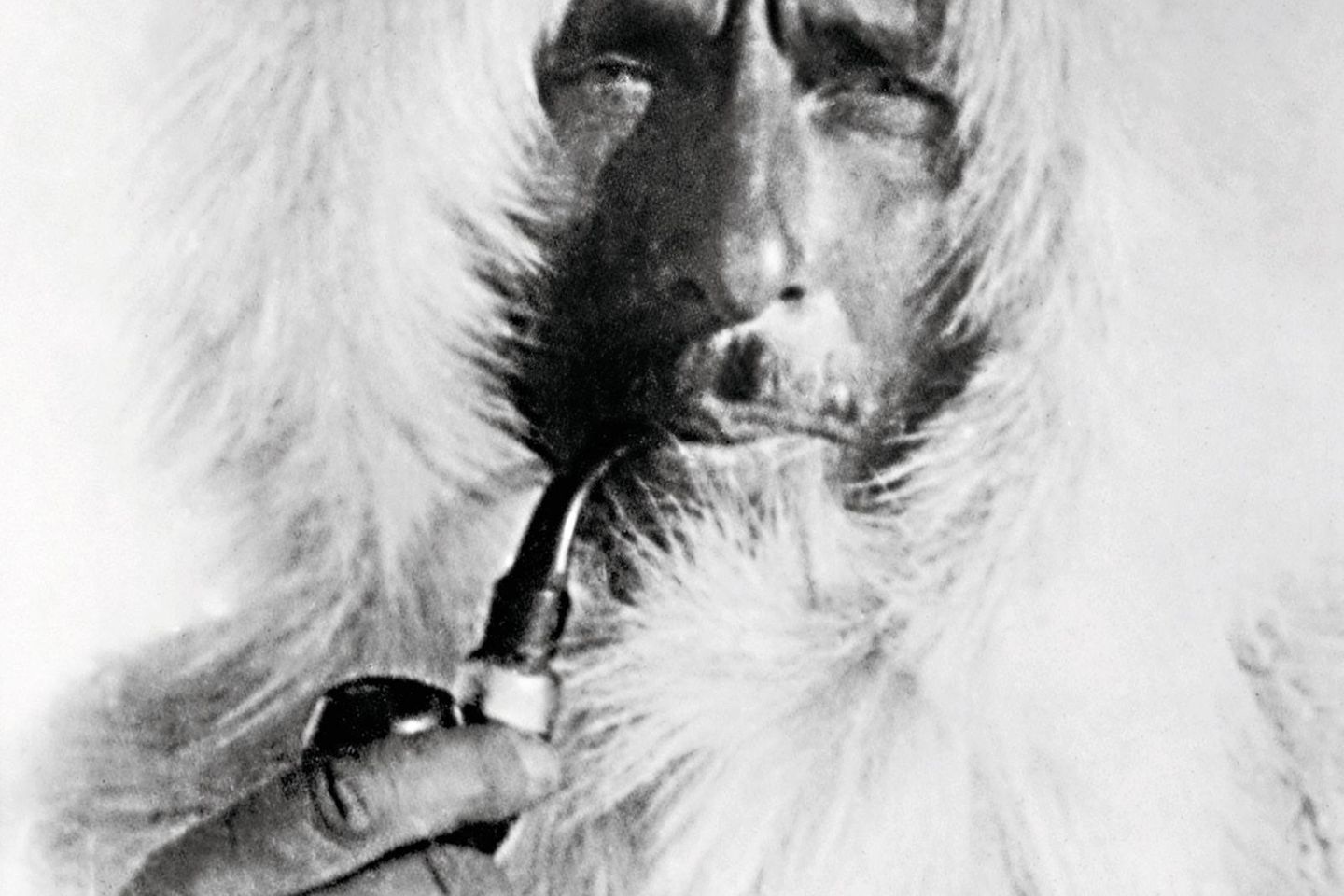 Mit Tabakpfeife zwischen den Lippen und in einen Pelzanorak mit Kapuze gegen die bittere Kälte geschützt, stellt sich der deutsche Polarforscher Alfred Wegener (1880-1930) auf einer Grönland-Expedition vor (undatiertes SW-Archivfoto). Vor 75 Jahren brac...