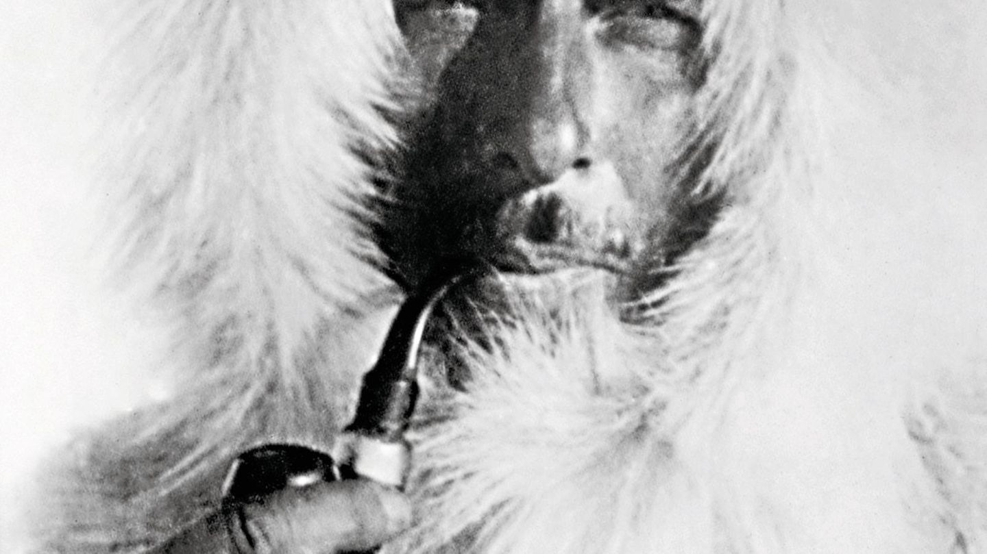 Mit Tabakpfeife zwischen den Lippen und in einen Pelzanorak mit Kapuze gegen die bittere Kälte geschützt, stellt sich der deutsche Polarforscher Alfred Wegener (1880-1930) auf einer Grönland-Expedition vor (undatiertes SW-Archivfoto). Vor 75 Jahren brac...
