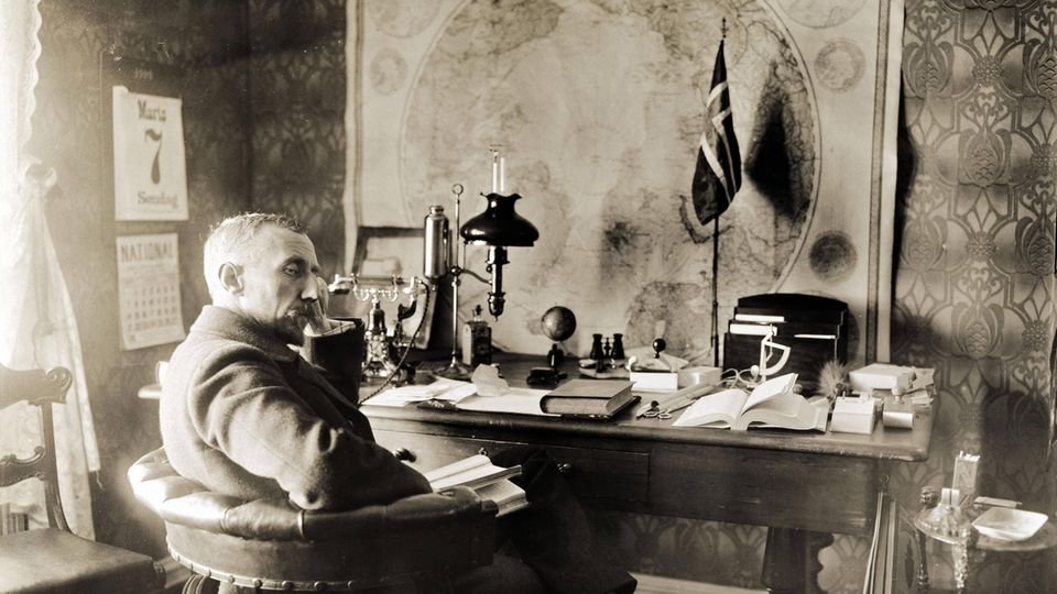 Fridtjof Nansen sitzt am Schreibtisch in seinem Büro Fridtjof Nansen sitzt am Schreibtisch in seinem Büro