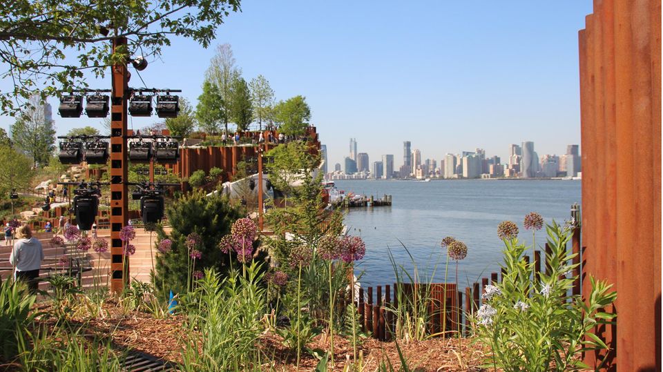 Neben Blumen, Bäumen, Wiesen und Ausblicken auf die Skyline Manhattans bietet die Anlage auch Platz für Veranstaltungen unter freiem Himmel