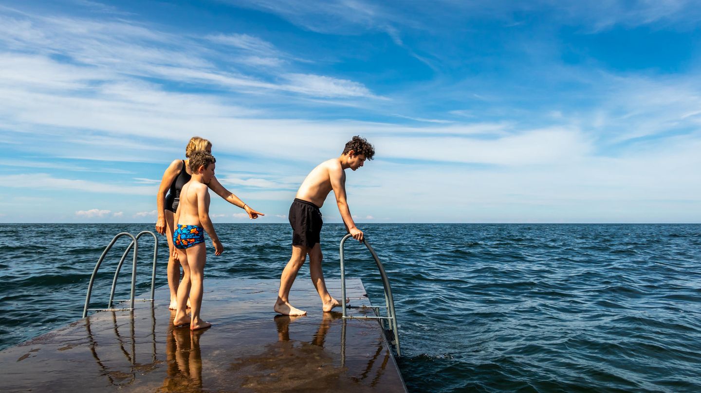 Familie auf einem Steg im Meer