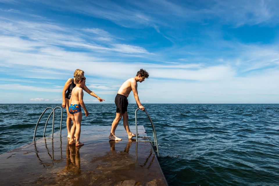 Familie auf einem Steg im Meer