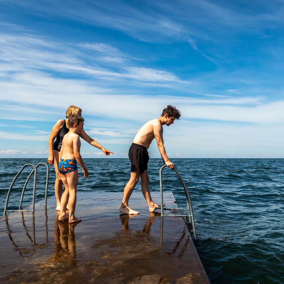 Familie auf einem Steg im Meer