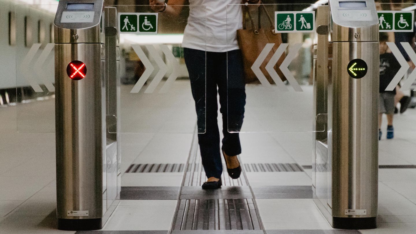 Frau durchläuft eine Schrank der Metro
