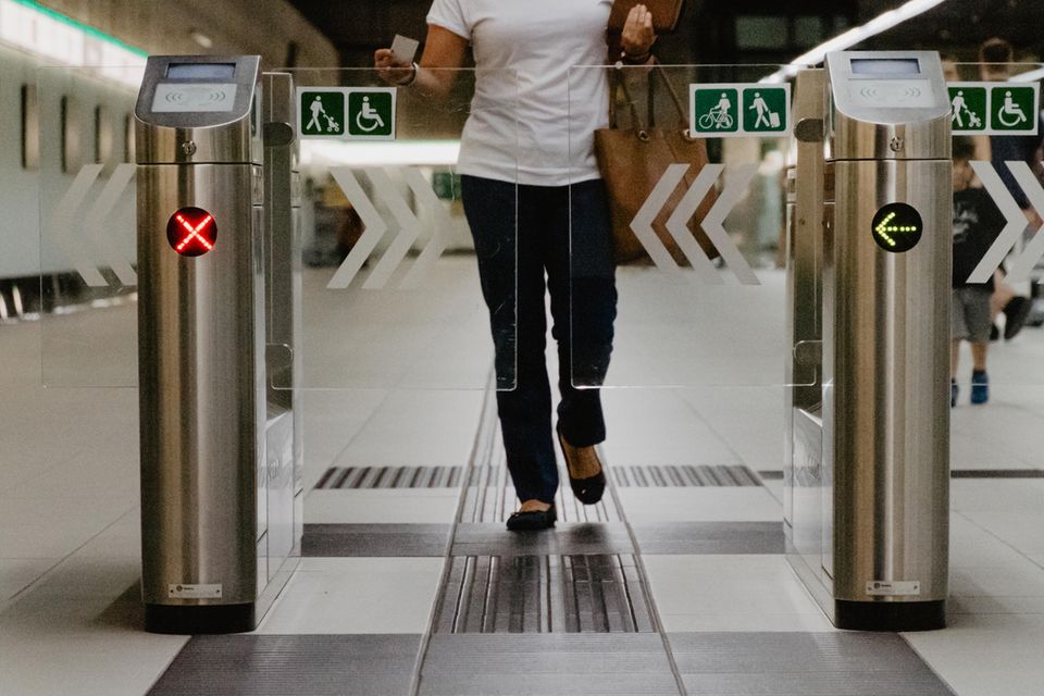 Frau durchläuft eine Schrank der Metro