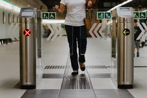 Frau durchläuft eine Schrank der Metro