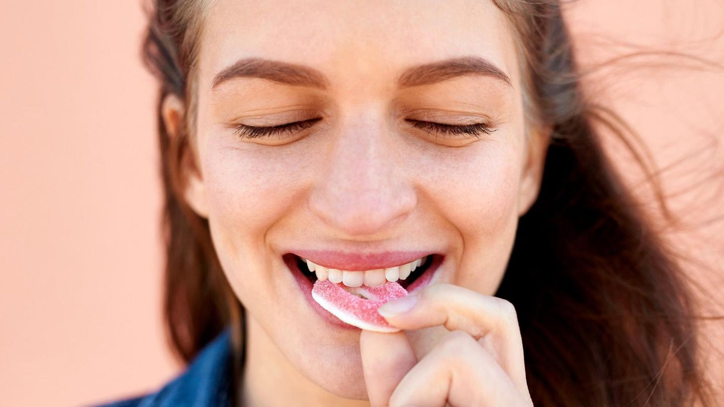 Süßem können wir nur mit großer Willenskraft widerstehen. Denn der Geschmack weist auf Zucker hin – also auf schnell verfügbare Energie