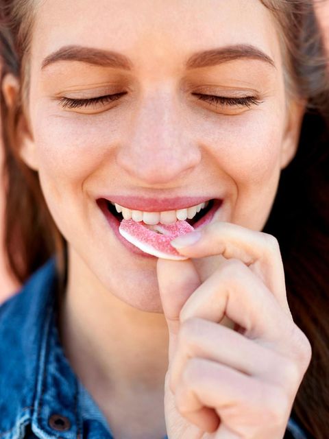 Süßem können wir nur mit großer Willenskraft widerstehen. Denn der Geschmack weist auf Zucker hin – also auf schnell verfügbare Energie