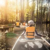 Familie in zwei Kanus auf einer Kanutour