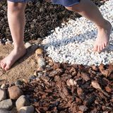 Kind läuft einen Barfuß-Parcours