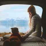 Junge Mutter und Baby im Camper