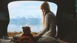 Junge Mutter und Baby im Camper