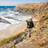 Frau wandert an der Küste