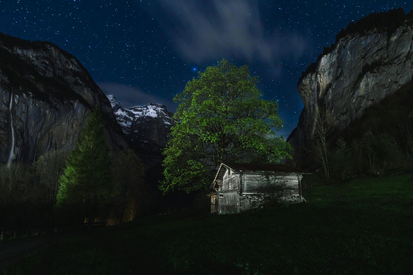 GEO LESERFOTO: 27.05.2021 "Lauterbrunnen ist weltbekannt für seine Wasserfälle. Auch hier habe ich es mir zur Aufgabe gemacht, eine etwas andere Ansicht eines weltbekannten Ortes zu fotografieren. So entstand dieses Foto bei Nacht." Kamera: Sony Alpha 7 R III, Canon EF L 24-70 f/2.8 Mehr Fotos von Frank Wiesen 27.05.2021      "Lauterbrunnen ist weltbekannt für seine Wasserfälle. Auch hier habe ich es mir zur Aufgabe gemacht, eine etwas andere Ansicht eines weltbekannten Ortes zu fotografieren. So entstand dieses Foto bei Nacht."      Kamera: Sony Alpha 7 R III, Canon EF L 24-70 f/2.8  Mehr Fotos von Frank Wiesen