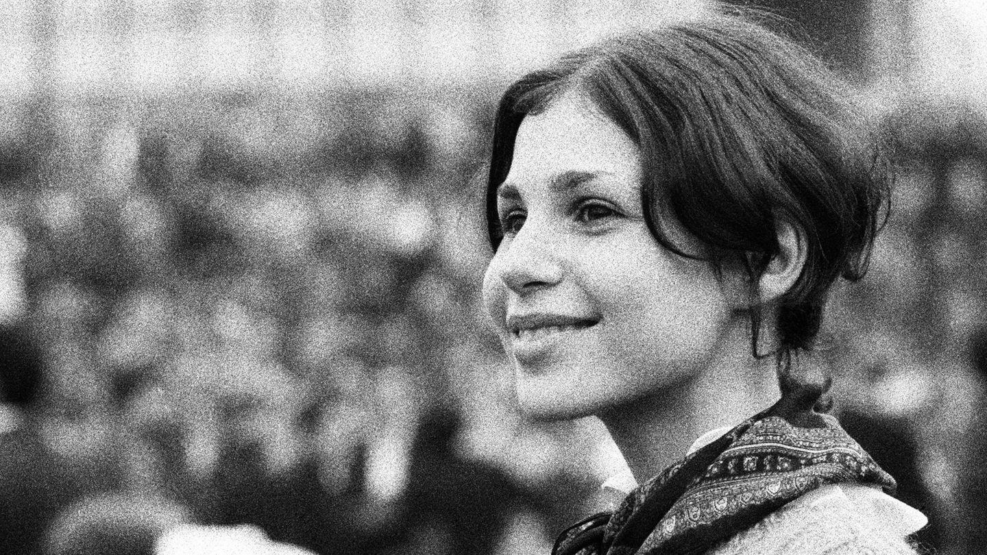 Eine junge Frau nimmt an der Studentenrevolte von 1968 teil - diese war auch ein Teil der sexuellen Befreiung