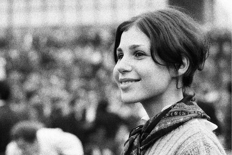 Eine junge Frau nimmt an der Studentenrevolte von 1968 teil - diese war auch ein Teil der sexuellen Befreiung
