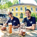 Upcycling kann schmecken. Und wie! Das beweisen die Beer Buddies im oberösterreichischen Mühlviertel: Sie sammeln übrig gebliebenes Brot von Bio-Bäckereien und geben es in eine Maische aus regionaler Braugerste, Mühlviertler Hopfen und klarem Wasser aus dem hauseigenen Brunnen. So entsteht ihr "Altbrot-Urmärzen", ein malzigsüßes, leicht bitteres, kurz: aromatisches Craft-Bier. Und der Beweis dafür, dass Bier tatsächlich flüssiges Brot sein kann.