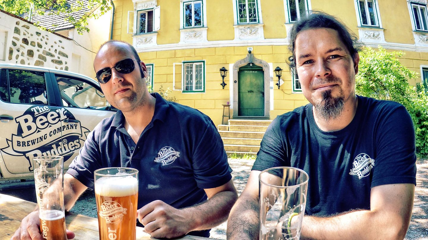 Upcycling kann schmecken. Und wie! Das beweisen die Beer Buddies im oberösterreichischen Mühlviertel: Sie sammeln übrig gebliebenes Brot von Bio-Bäckereien und geben es in eine Maische aus regionaler Braugerste, Mühlviertler Hopfen und klarem Wasser aus dem hauseigenen Brunnen. So entsteht ihr "Altbrot-Urmärzen", ein malzigsüßes, leicht bitteres, kurz: aromatisches Craft-Bier. Und der Beweis dafür, dass Bier tatsächlich flüssiges Brot sein kann.