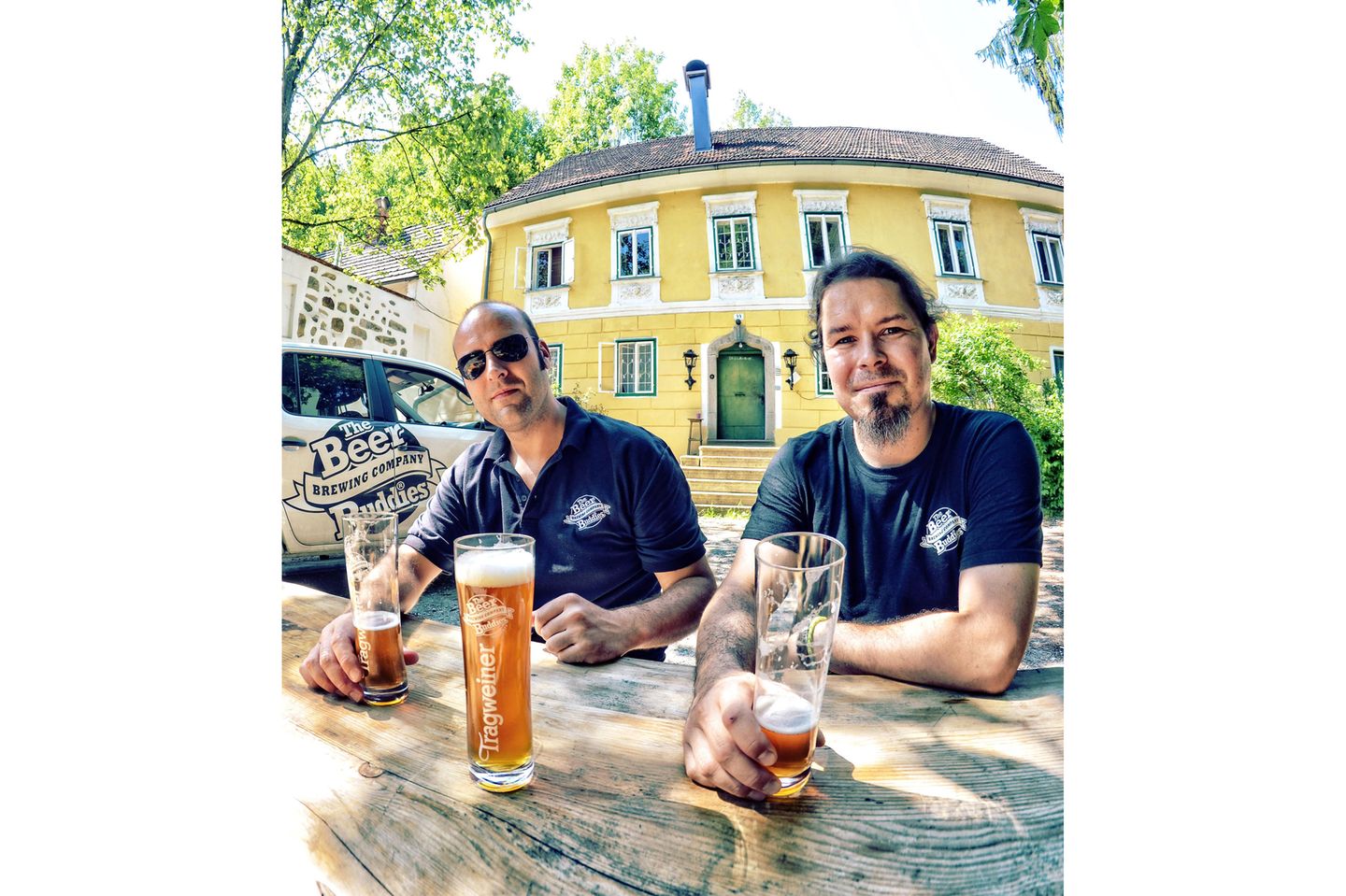 Beer Buddies in Tragwein Upcycling kann schmecken. Und wie! Das beweisen die Beer Buddies im oberösterreichischen Mühlviertel: Sie sammeln übrig gebliebenes Brot von Bio-Bäckereien und geben es in eine Maische aus regionaler Braugerste, Mühlviertler Hopfen und klarem Wasser aus dem hauseigenen Brunnen. So entsteht ihr "Altbrot-Urmärzen", ein malzigsüßes, leicht bitteres, kurz: aromatisches Craft-Bier. Und der Beweis dafür, dass Bier tatsächlich flüssiges Brot sein kann.