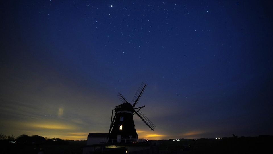 Wer nachts zu Fuß auf der nordfriesischen Insel Pellworm unterwegs ist, sollte eine Taschenlampe dabeihaben