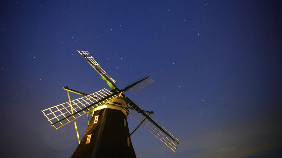Der Sternenhimmel über der Nordermühle auf der Insel Pellworm