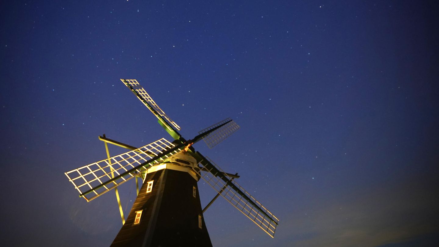 Der Sternenhimmel über der Nordermühle auf der Insel Pellworm