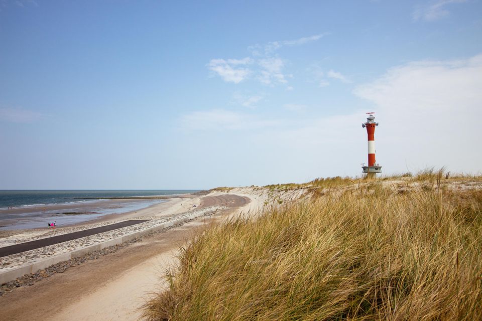 Strand von Wangerooge mit Leuchtturm Strand von Wangerooge mit Leuchtturm