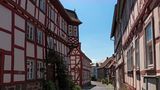 Eine Gasse zwischen Fachwerkhäusern in Lich
