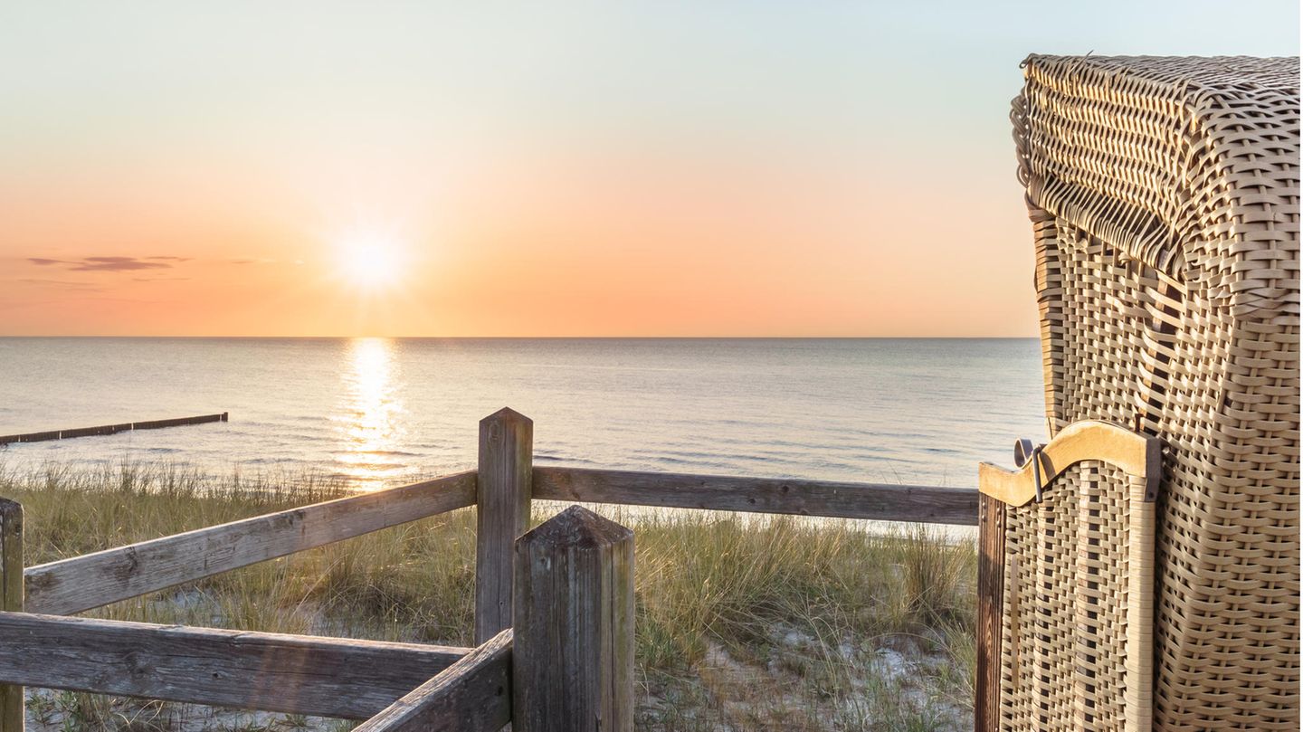 Strandkorb mit Blick aufs Meer